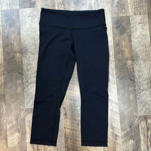 Women’s Lululemon capri leggings size 6!
